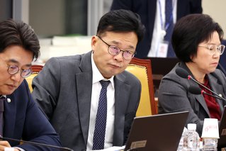 2024년 10월 24일 김우영 더불어민주당 의원이 서울 여의도 국회 과학기술정보방송통신위원회의 방송통신위원회 및 소관 감사대상기관에 대한 종합감사에 참석했다. 뉴시스