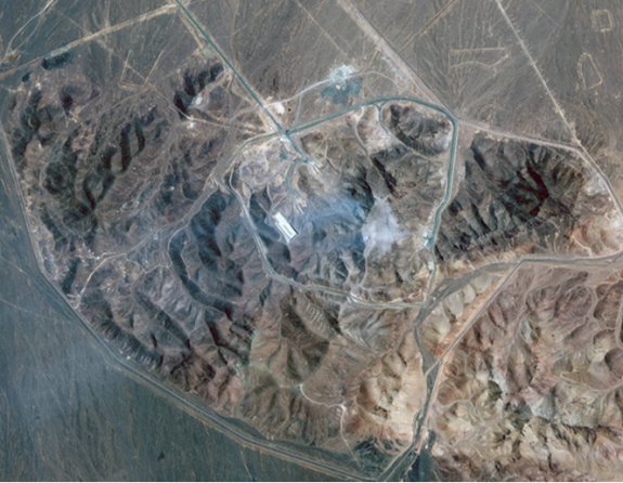 6월 22일(현지 시간) 미군이 공격한 이란의 지하 핵농축 시설 위성사진. 뉴시스