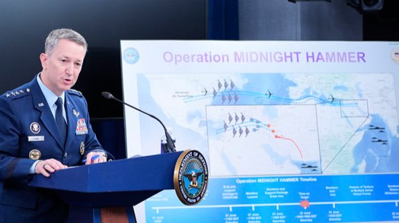 6월 22일(현지 시간) 미국 워싱턴 펜타곤에서 댄 케인 합동참모본부 의장이 대이란 공습 관련 기자회견을 하고 있다. 뉴시스