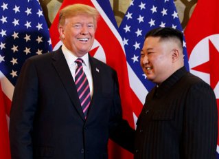 2019년 베트남 하노이에서 정상회담을 한 도널드 트럼프 미국 대통령(왼쪽)과 김정은 북한 국무위원장. 뉴시스