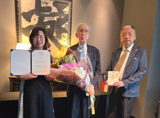 재단법인 이희건한일교류재단(이사장 하태윤)은 6월 19일 일본 오사카 웨스틴 호텔에서 ‘이희건 상’ 초대 수상자로 일본 산요전기 창업자의 후손인 이우에 사토시 전 산요전기 회장을 선정했다. 이날 시상식에 참석한 이훈 재단 고문, 이우에 전 회장, 이경재 재단 이사(왼쪽부터). ‘이희건 상’은 신한은행 창업주인 고 이희건 명예회장의 뜻을 이어 한일 교류에 기여한 인물을 기리기 위해 올해 처음 제정됐다. 이희건한일교류재단 홈페이지