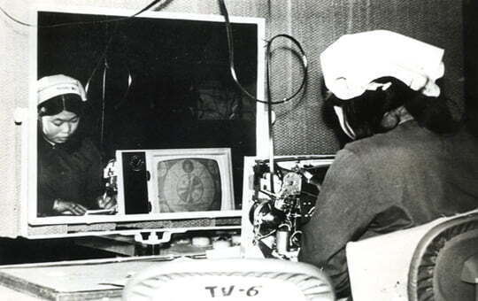 삼성산요전기의 초기 흑백TV 생산 라인. 1970년 삼성산요전기는 흑백TV를 생산해 이듬해 파나마에 처음 수출한다. 1975년 삼성산요전기는 사명을 ‘삼성전기’로 바꿨다가 1977년 삼성전자에 합병된다. 동아DB