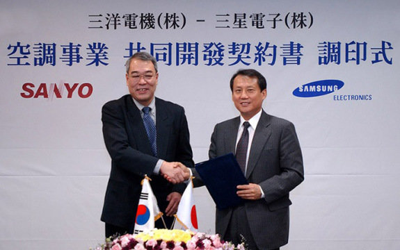 2005년 1월 3일 삼성전자 생활가전총괄 이문용 부사장(오른쪽)과 일본 산요전기 구로카와 사장이 고효율 냉난방 기기 분야에서 협력을 지속한다는 계약을 체결하고 있다. 삼성전자 50년사