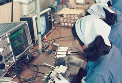 1974년 삼성산요전기 생산 라인. 동아DB