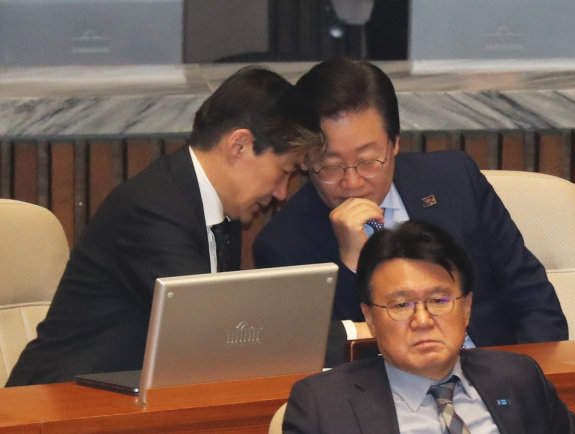 2024년 11월 국회 본회의장에서 조국 조국혁신당 대표(왼쪽)와 이재명 대통령(당시 의원)이 이야기를 나누고 있다. 동아DB