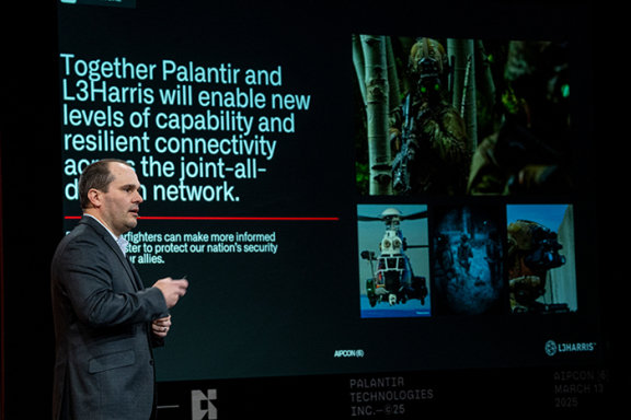3월 13일 미국 캘리포니아 팰로앨토에서 열린 팔란티어 AIPCon 콘퍼런스에서 제이 아벤드로스 통합 비전 솔루션(IVS) 부문 사장이 연설하고 있다. Gettyimage