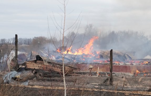 2022년 2월 24일 러시아의 무력 침략으로 우크라이나 수도 키이우 외곽에서 불꽃과 연기가 피어오르고 있다. 뉴시스