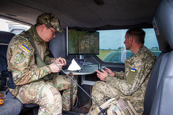 2023년 9월 20일 우크라이나군이 지뢰 제거 과정에 AI를 접목한 사례를 시연하고 있다. Gettyimage