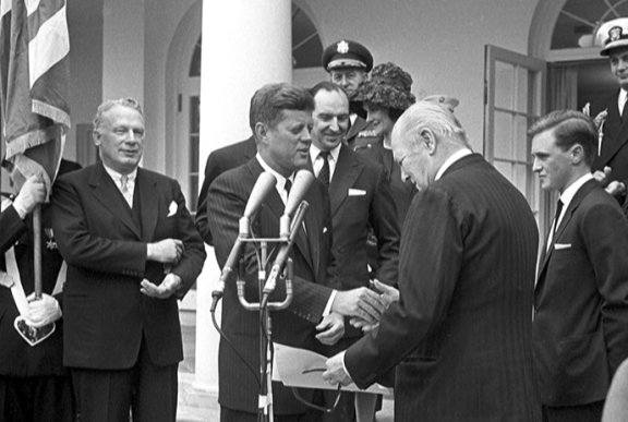 윈스턴 처칠은 1963년 4월 9일, 미국 최초로 명예 시민권을 받았다. 사진은 존 F 케네디 미국 대통령(가운데)이 윈스턴 처칠의 아들 랜돌프 처칠(오른쪽)에게 축하 인사를 전하는 모습. Gettyimage