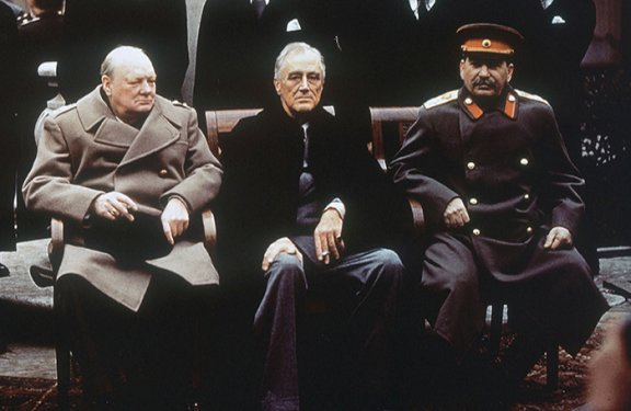 제2차 세계대전 말기 주요 회담 중 하나인 ‘얄타회담’이 열리던 1945년 2월 4일, 영국 총리 윈스턴 처칠, 미국 대통령 프랭클린 루스벨트, 소련 지도자 이오시프 스탈린이 크림반도의 얄타에 있는 리바디아 궁전에 나란히 앉아 있다. 뉴시스