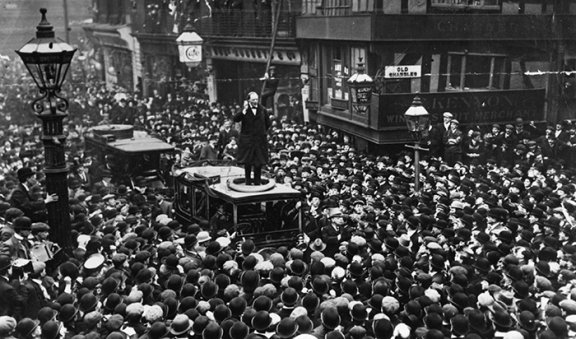 1953년 윈스턴 처칠이 노벨문학상 수상 후 영국 맨체스터에서 연설하는 모습. Gettyimage
