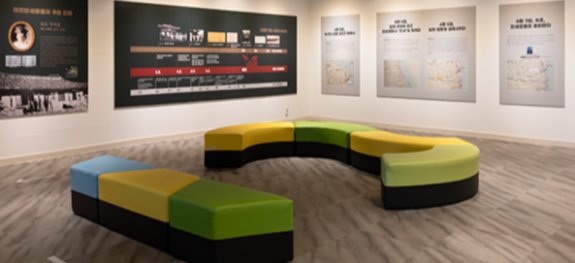 대포만세운동기념관 내부. 대포만세운동의 과정과 주요 인물의 그래픽 패널 및 애니메이션, 중심 장소인 김종우가옥(이종국 생가) 모형, 독립유공자가 기증한 훈장과 훈장증 등이 전시돼 있다. 홍중식 기자