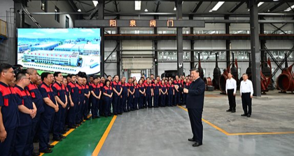 시진핑 중국공산당 총서기가 7월 7일 산시(山西)성 양취안(陽泉)에 있는 밸브 업체를 방문해 생산 작업장과 제품 전시실을 둘러본 뒤 현장 노동자들과 이야기를 나누고 있다. 신화통신 