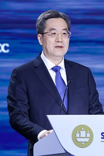 딩쉐샹 중국공산당 중앙위원회 정치국 상무위원 겸 국무원 부총리(중국공산당 서열 6위)가 6월 20일 러시아 상트페테르부르크에서 열린 제28회 상트페테르부르크 국제경제포럼 본회의에 참석해 연설하고 있다. 신화통신