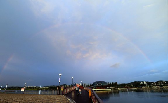 정부의 지역균형발전의 일환으로 전국 도시별로 수변 산책로와 시민 공원이 조성됐다. 사진은 세종시 세종호수공원. 뉴시스