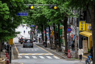 트렌드가 변하면서 한때 융성했던 지역이 자연스럽게 쇠퇴한 사례는 서울에서도 쉽게 찾아볼 수 있다. 사진은 이화여대 앞 상권. 뉴시스