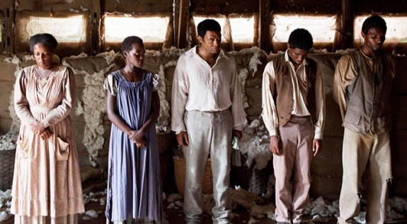 영화 ‘노예 12년’의 주인공 솔로몬 노섭(추이텔 에지오포·가운데)이 납치돼 노예가 되는 장면. IMDB