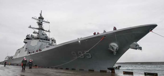 한국 해군의 이지스함인 정조대왕함이 기동함대사령부 모항인 해군제주기지에 처음 입항하고 있다. 해군