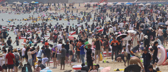 폭염특보 속 피서 절정기를 맞은 8월 3일 부산 해운대해수욕장을 찾은 피서객들이 물놀이를 즐기며 더위를 식히고 있다.  뉴스1