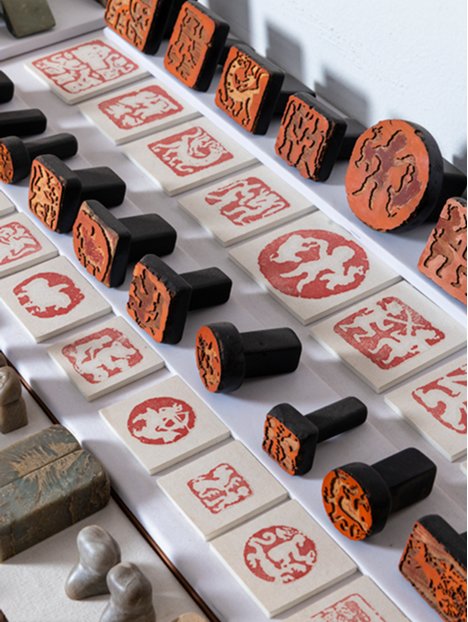 문자가 있기 전 사용된 고도형새인(古圖形璽印). 그림 도장의 일종으로 사용자를 상징하는 그림이 새겨져 있다.