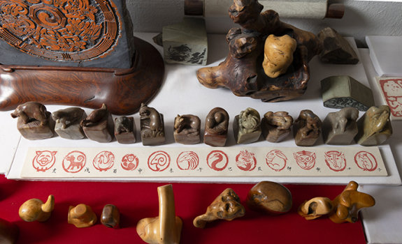 해남석으로 만든 십이지신 도장.