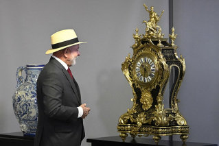 루이스 이나시우 룰라 다시우바 브라질 대통령이 1월 8일 브라질 브라질리아에서 열린 한 행사에서 스위스의 오데마 피게가 복원한 루이 14세 시대의 시계를 살펴보고 있다. 이 시계는 당대 최고의 시계 장인 발타자르 마르티노가 만들었다. Gettyimage