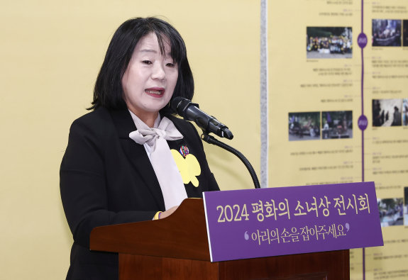 윤미향 전 의원이 2024년 11월 12일 오전 서울 여의도 국회 의원회관에서 열린 2024 평화의 소녀상 전시회 ‘내 옆에 앉아봐, 아리의 손을 잡아주세요’ 개막식에서 인사말을 하고 있다. 동아DB