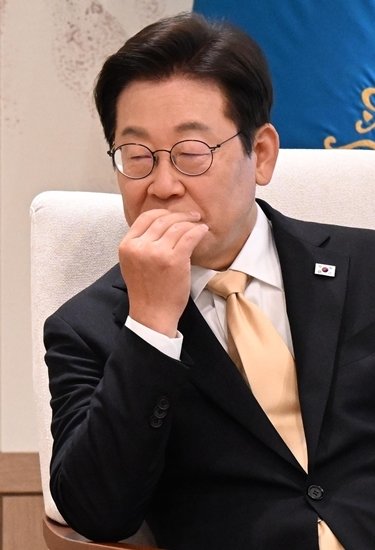 이재명 대통령이 8월 11일 서울 용산구 대통령실 청사에서 방한 중인 세계교회협의회(WCC) 제리 필레이 총무의 발언을 경청하고 있다. 동아DB