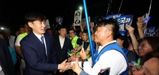 조국 전 조국혁신당 대표가 8월 15일 서울 구로구 남부교도소에서 광복절 특별사면·복권 조치로 출소하며 지지자들과 인사하고 있다. 뉴스1