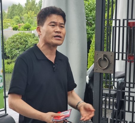 전한길 전 한국사 강사가 8월 12일 부산 남구 유엔기념공원에서 유튜브 라이브 방송을 진행하고 있다. 뉴스1