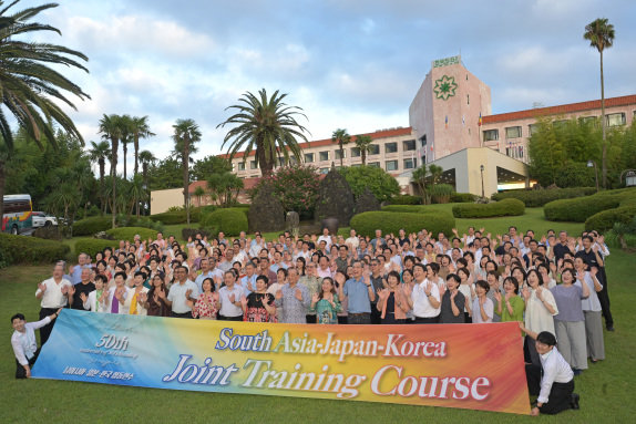 국제창가학회(SGI) 결성 50주년 기념 국제교류프로그램 참가자들이 8월 16일 제주 서귀포시의 제주한일우호연수원에 모여 기념 촬영을 하고 있다. SGI