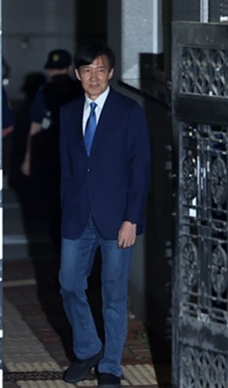 8월 15일 0시 2분 조국 전 조국혁신당 대표가 광복절 특사로 서울 구로구 남부교도소에서 나오고 있다. 뉴시스