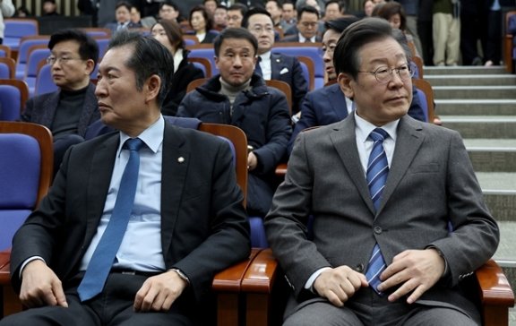 2024년 2월 27일 당시 이재명 더불어민주당 대표(앞줄 오른쪽)와 정청래 최고위원(앞줄 왼쪽)이 국회에서 열린 의원총회에 참석해 각자 다른 곳을 바라보고 있다. 동아DB