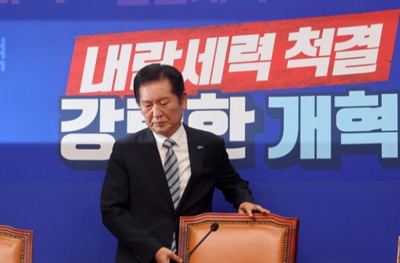 정청래 더불어민주당 대표가 8월 4일 국회 본청에서 열린 최고위원회의에 참석하고 있다. 동아DB