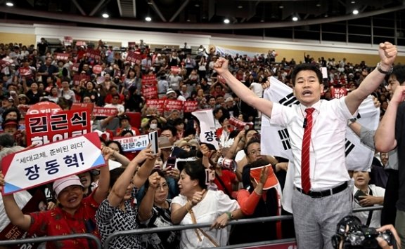 8월 8일 전한길 전 한국사 강사가 대구 북구 엑스코에서 열린 국민의힘 전당대회 대구·경북 합동연설회에 참석해 ‘배신자’ 구호를 외치고 있다. 뉴시스