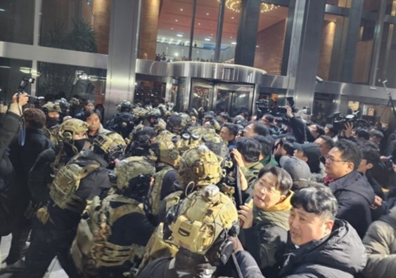2024년 12월 3일 밤 비상계엄 선포 이후 국회에 출동한 계엄군이 국회 본청 진입을 시도하고 있다. 뉴스1