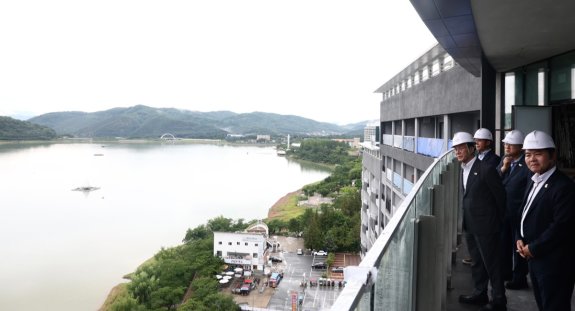 아시아태평양경제협력체(APEC) 정상회의 준비위원장을 맡은 김민석 국무총리가 7월 15일 경북 경주시 2025 APEC 정상회의 현장을 찾아 각급 숙박시설 및 서비스 준비 현황을 점검하고 있다. 국무총리실