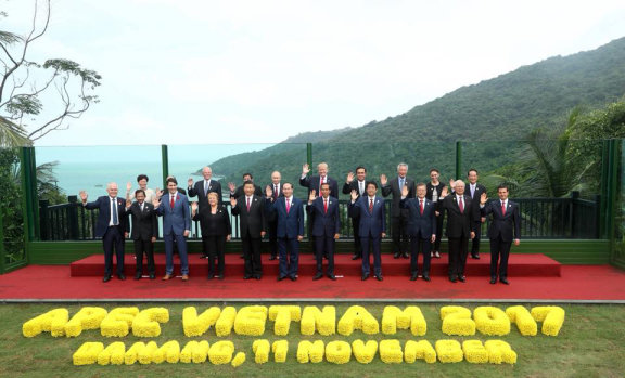 2017년 11월 12일 베트남 다낭 인터컨티넨탈 호텔에서 열린 아시아태평양경제협력체(APEC) 정상회의에서 각국 정상이 기념 촬영을 하고 있다. 뉴스1