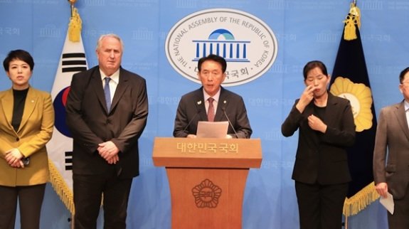 2025년 6월 23일 국회 외교통일위원회 소속 국민의힘 의원들이 이재명 대통령의 나토(NATO·북대서양조약기구) 불참을 결정하자 이를 재고해 달라며 기자회견을 열었다. 김석기 의원실