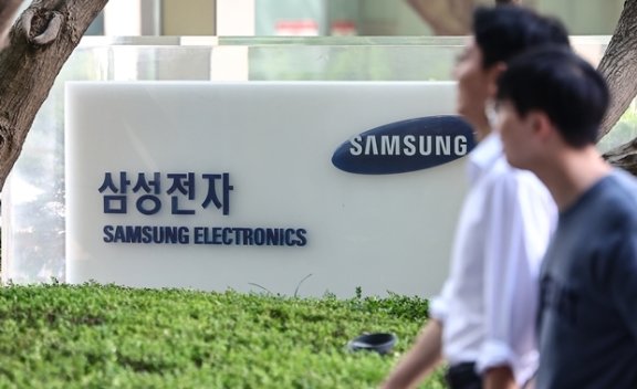 삼성전자는 7월 28일 미국 테슬라사와 22조7648억 원의 반도체 위탁생산 공급계약을 체결했다고 공시했다. 사진은 이날 삼성전자 서초사옥 표지석. 뉴스1