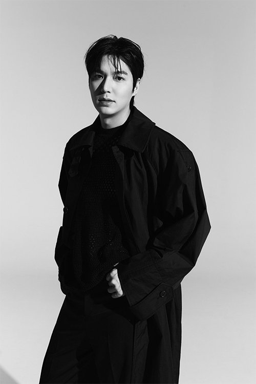 이민호는 “20대 때의 경험과 인기 덕분에 십수년 동안 너무 행복한 길을 잘 왔지만 이제 그 모든 것을 뒤로하고 다시 채워나가는 시기”라고 ‘현재’를 정의했다. MYM 엔터테인먼트