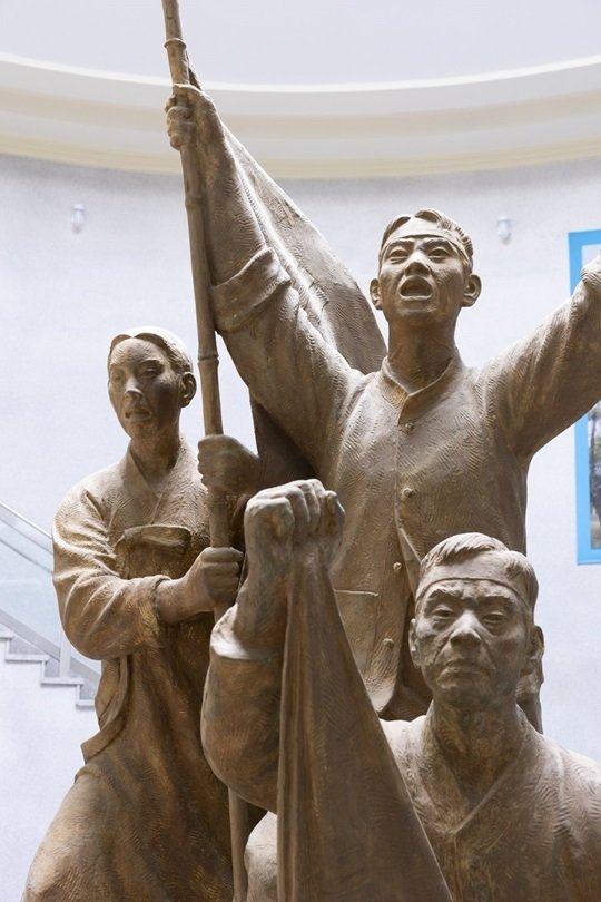 제주항일기념관 1층 중앙에 놓인 ‘5인의 군상 상징 조형물’이다. 홍중식 기자