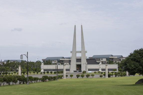 제주항일기념관 외부에 있는 ‘애국선열추모탑’. 순국선열과 애국지사를 추모하는 탑이다. 홍중식 기자