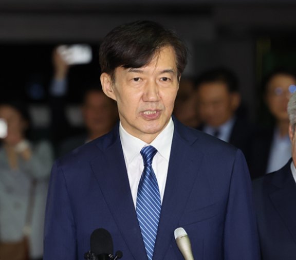 2025년 8월 15일 광복절 특사로 사면된 조국 전 조국혁신당 대표가 서울 구로구 남부교도소 앞에서 소감을 밝히고 있다. 뉴시스