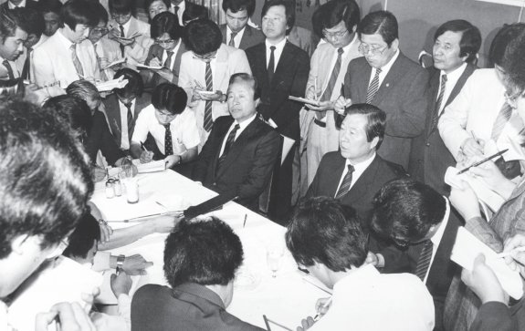 1987년 7월 11일 김영삼 통일민주당 총재와 김대중 민추협 공동의장이 사면 복권 후 처음으로 공식 회동, 5개 항의 합의사항을 발표하고 있다. 동아DB