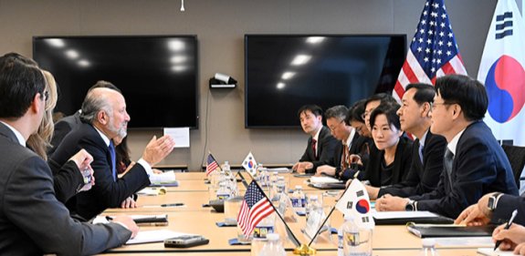 7월 29일 미국 워싱턴 DC를 방문한 구윤철 부총리 겸 기획재정부 장관(오른쪽에서 두 번째)이 미 상무부에서 하워드 러트닉 상무장관(왼쪽 가운데)과 대화하고 있다. 뉴스1