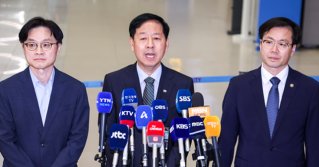 8월 1일 한미 관세 협상을 마치고 귀국한 구윤철 부총리 겸 기획재정부 장관이 인천국제공항 제2터미널에서 취재진의 질문에 답하고 있다. 왼쪽부터 김정관 산업통상자원부 장관, 구 부총리, 여한구 통상교섭본부장. 뉴시스