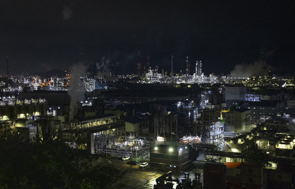 여수국가산업단지 일부 구간은 공장 가동이 중단돼 어둡다. 박해윤 기자
