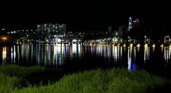 시내 중심가에 위치한 ‘선소’ 유적지 앞 여수 밤바다. 박해윤 기자