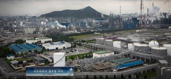 여수국가산업단지 전경. 흰 연기가 피어오르고 있는 곳이 가동 중인 공장이다. 박해윤 기자